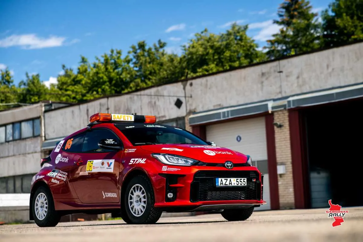 „Samsonas Rally Rokiškis“ dalyviai savo automobilius pristatė techninei komisija