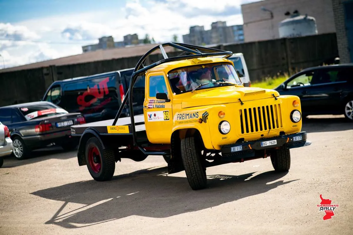 „Samsonas Rally Rokiškis“ dalyviai savo automobilius pristatė techninei komisija