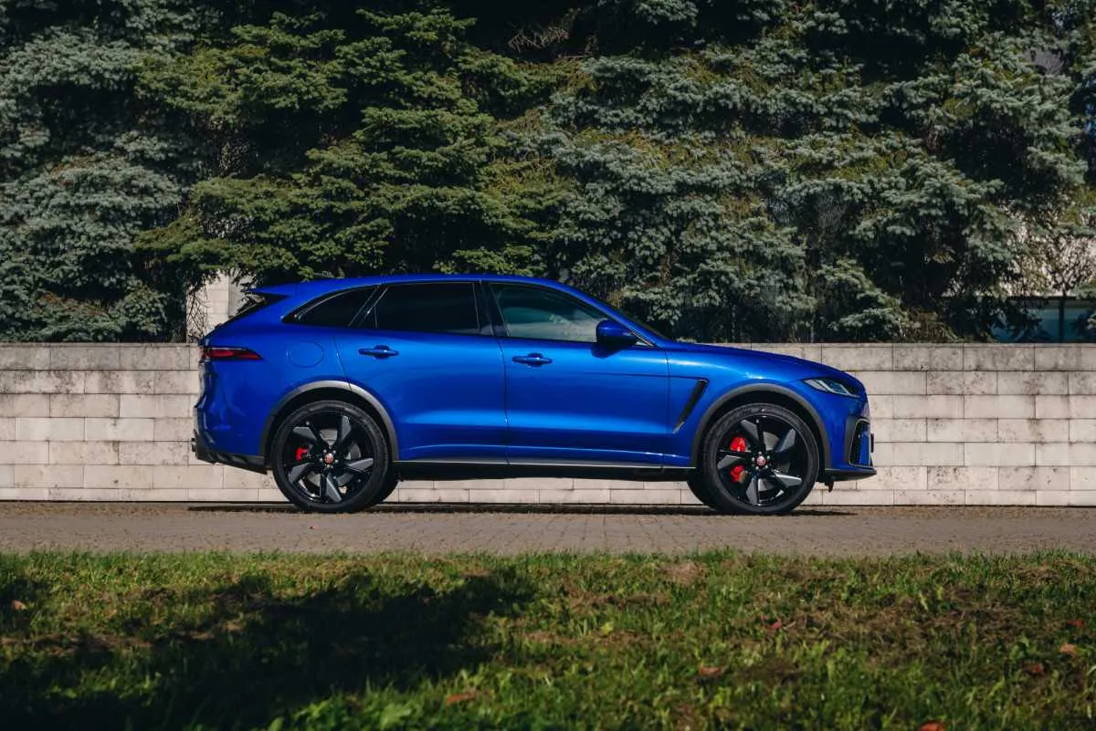„Jaguar“ į Lietuvą atvežė ypatingą visureigį – 550 AG „F-Pace SVR“
