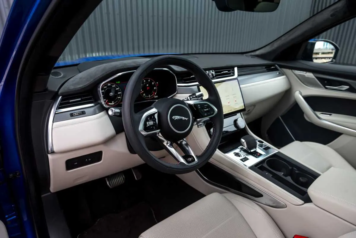 „Jaguar“ į Lietuvą atvežė ypatingą visureigį – 550 AG „F-Pace SVR“