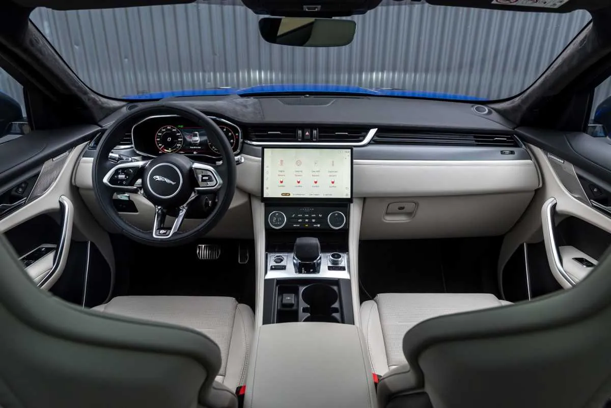 „Jaguar“ į Lietuvą atvežė ypatingą visureigį – 550 AG „F-Pace SVR“