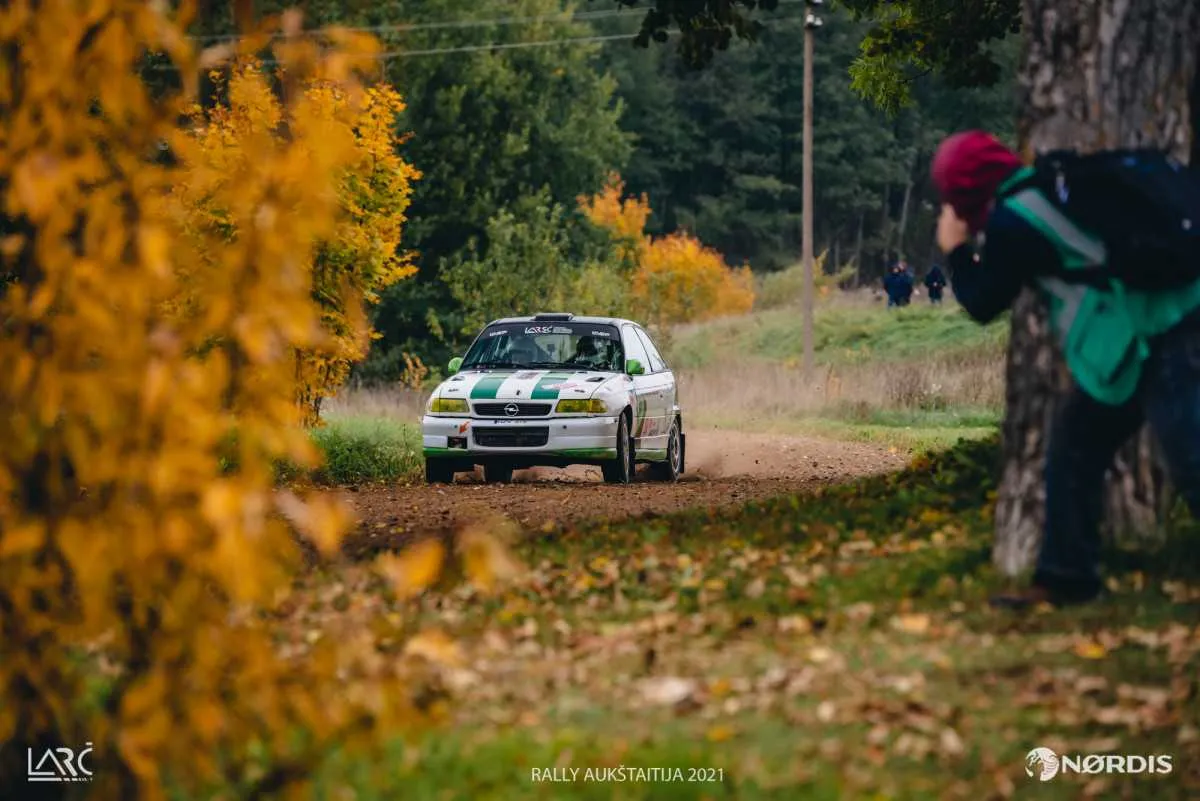„Rally Aukštaitija“ lyderis po pirmos dienos – varžybas akrobatiniu triuku pradėjęs V.Žala