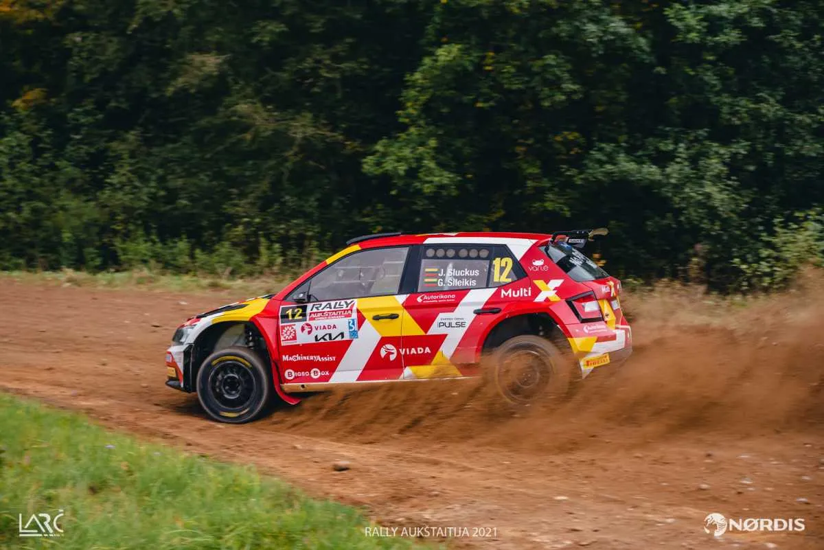 „Rally Aukštaitija“ lyderis po pirmos dienos – varžybas akrobatiniu triuku pradėjęs V.Žala