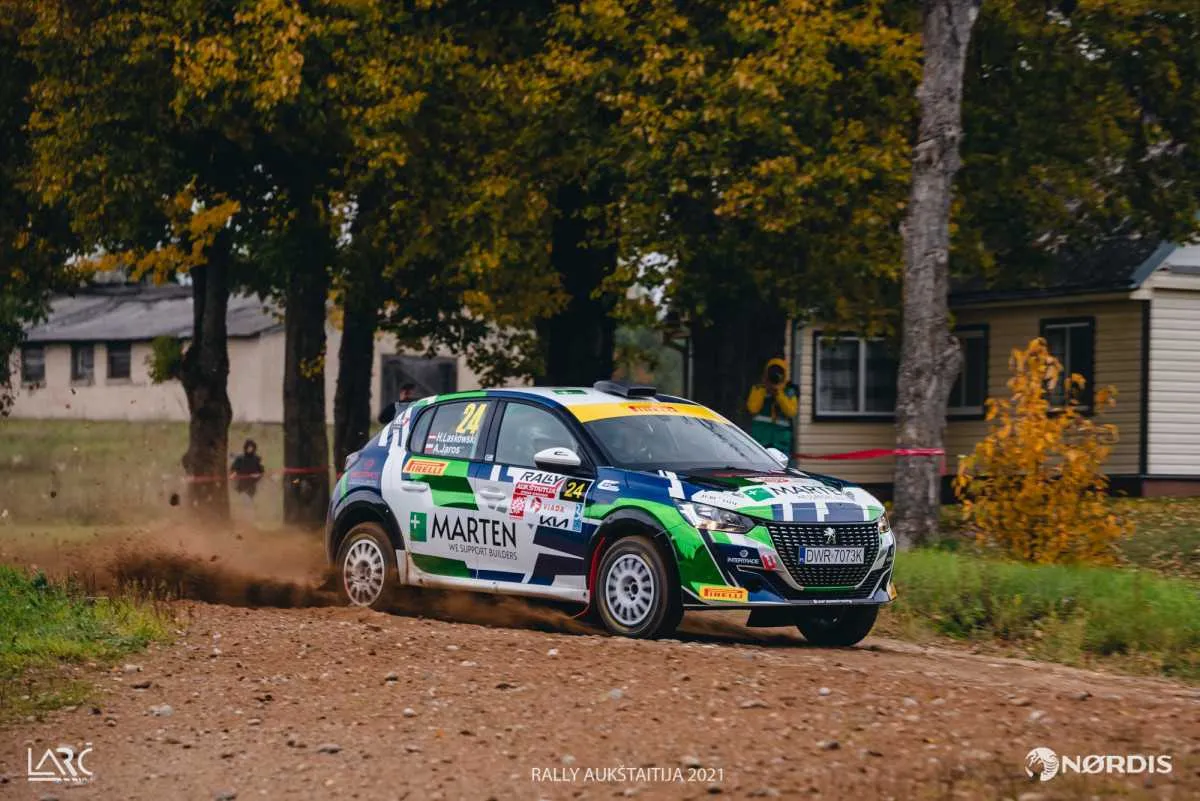 „Rally Aukštaitija“ lyderis po pirmos dienos – varžybas akrobatiniu triuku pradėjęs V.Žala