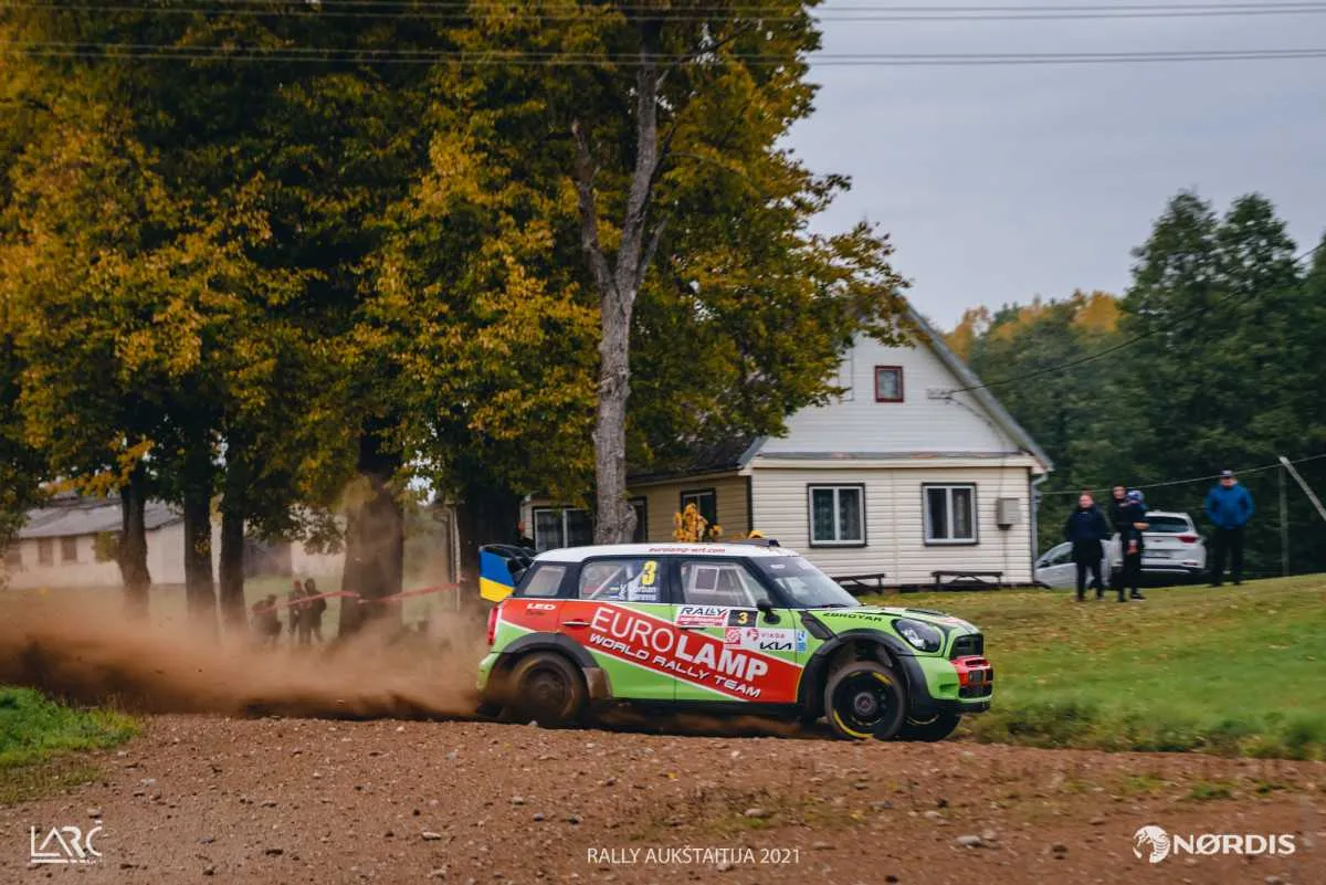 „Rally Aukštaitija“ lyderis po pirmos dienos – varžybas akrobatiniu triuku pradėjęs V.Žala