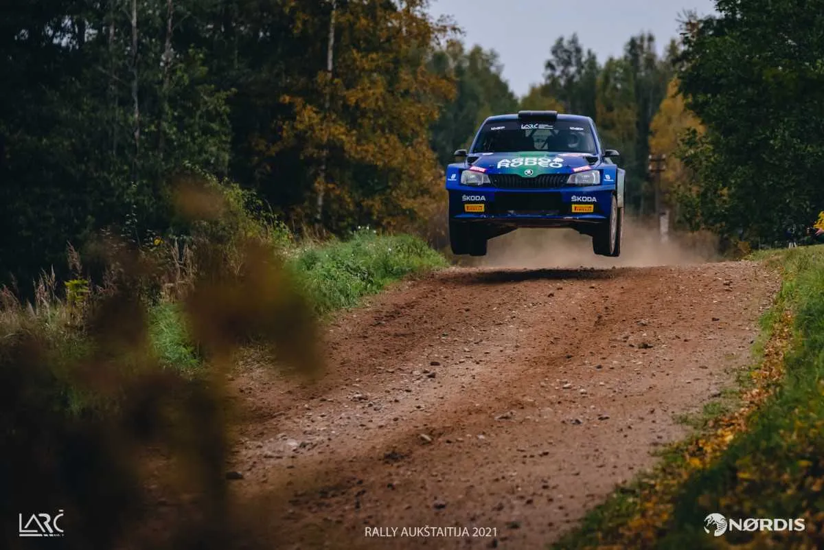 „Rally Aukštaitija“ lyderis po pirmos dienos – varžybas akrobatiniu triuku pradėjęs V.Žala