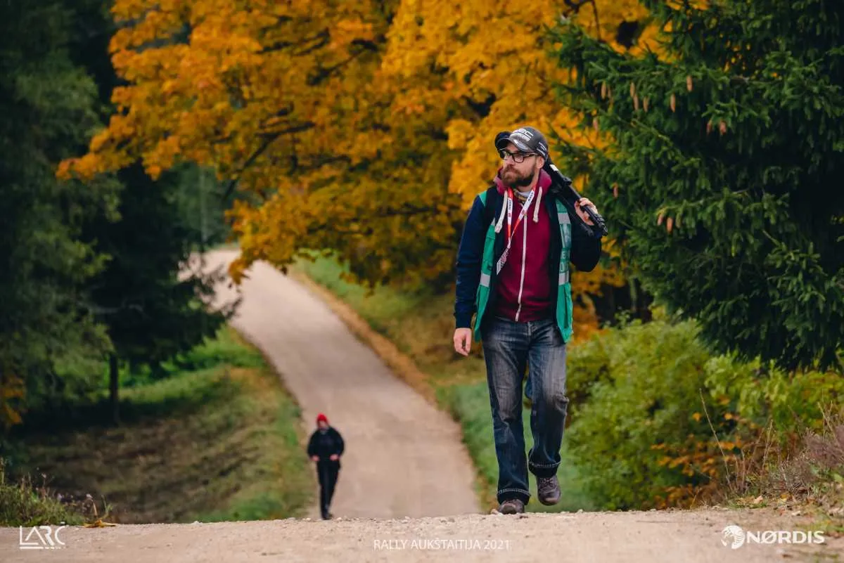 „Rally Aukštaitija“ lyderis po pirmos dienos – varžybas akrobatiniu triuku pradėjęs V.Žala