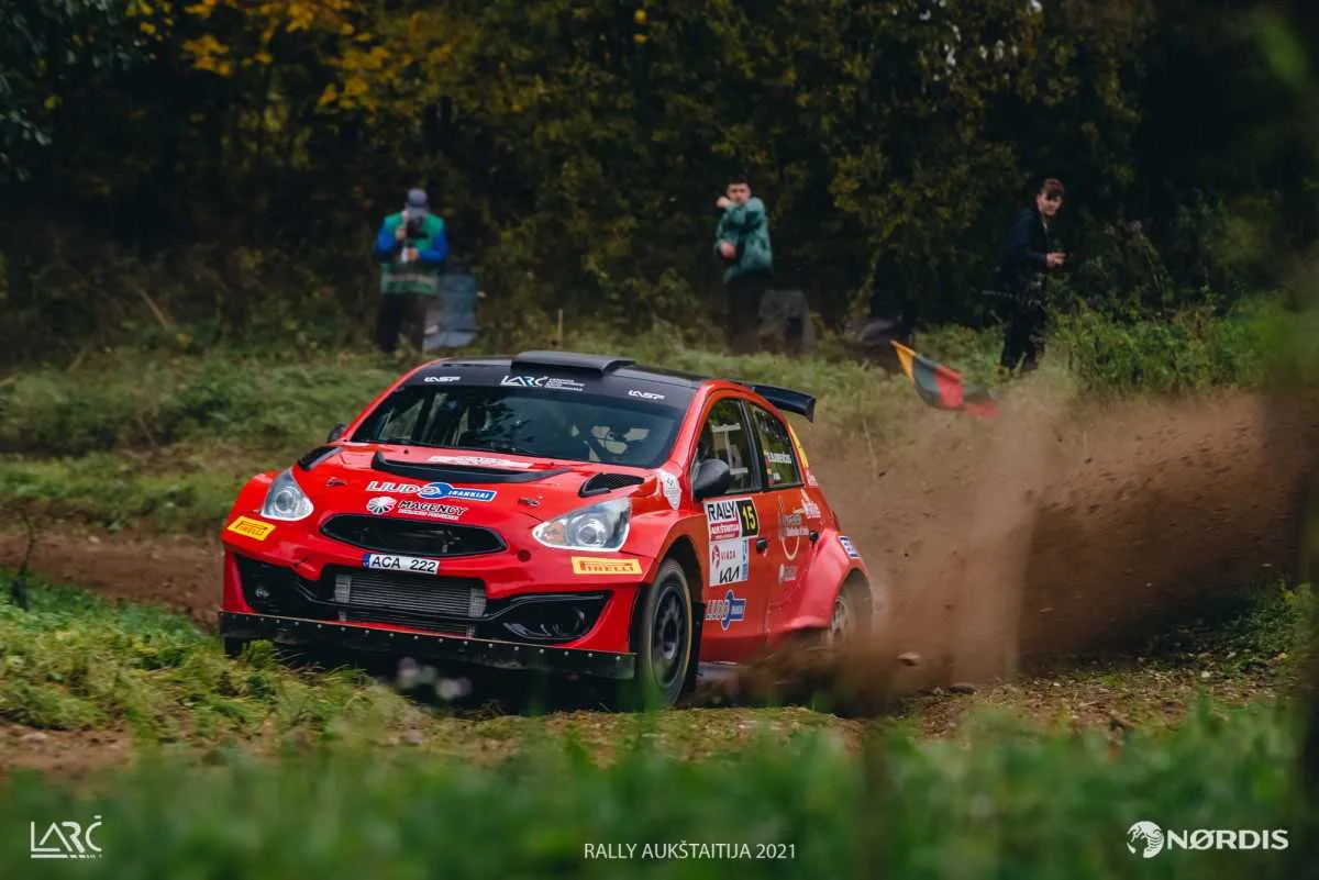 „Rally Aukštaitija“ lyderis po pirmos dienos – varžybas akrobatiniu triuku pradėjęs V.Žala
