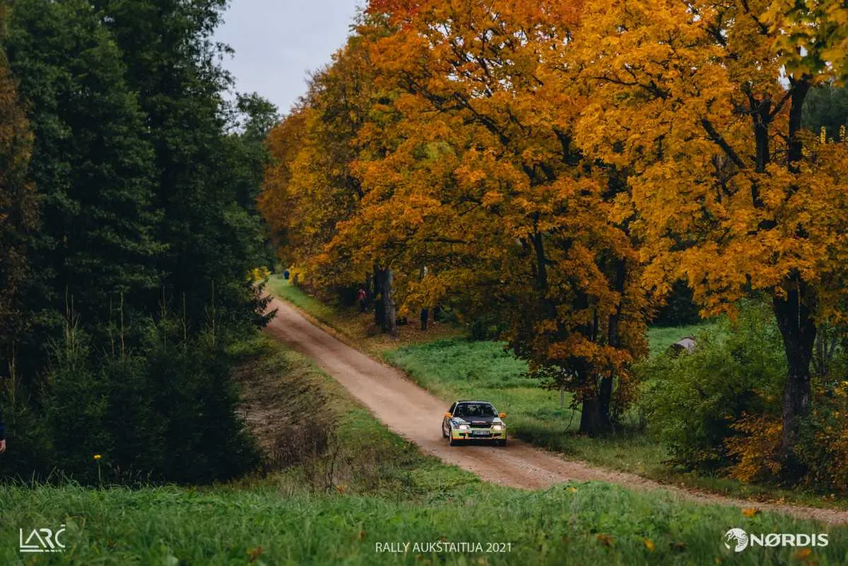 „Rally Aukštaitija“ lyderis po pirmos dienos – varžybas akrobatiniu triuku pradėjęs V.Žala