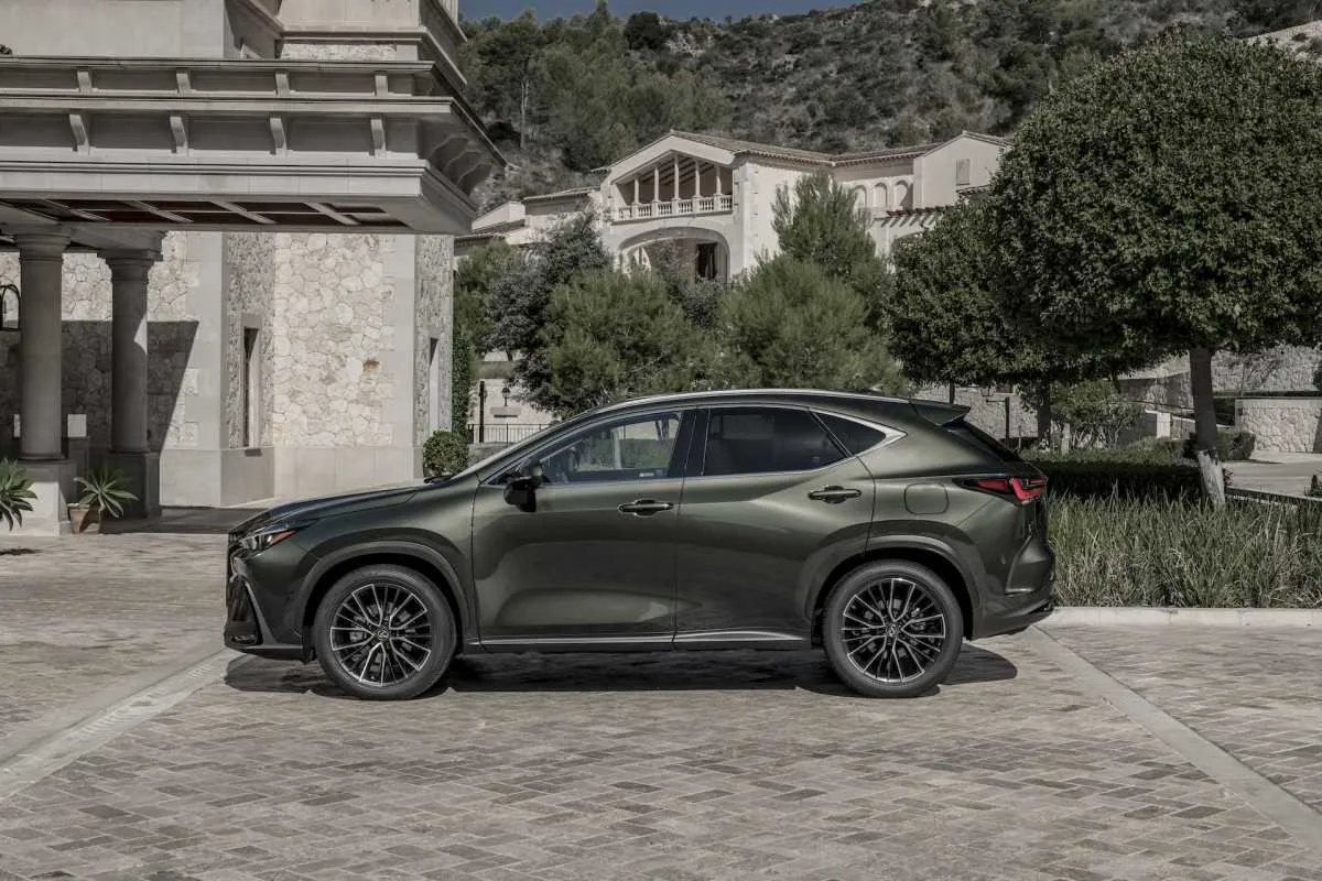„Lexus“ pristatė naująjį NX