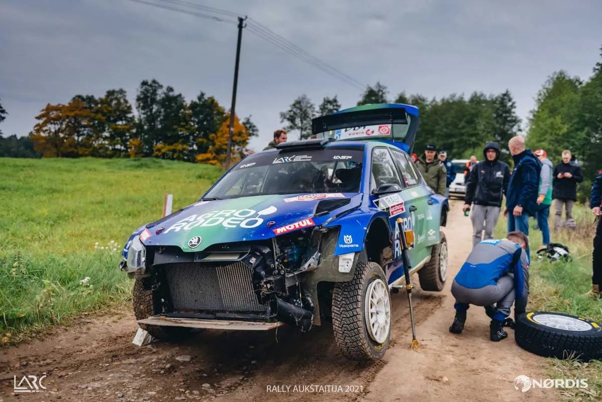„Rally Aukštaitija“ lyderis po pirmos dienos – varžybas akrobatiniu triuku pradėjęs V.Žala