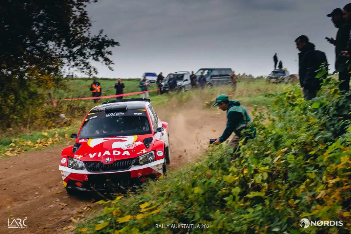 „Rally Aukštaitija“ lyderis po pirmos dienos – varžybas akrobatiniu triuku pradėjęs V.Žala