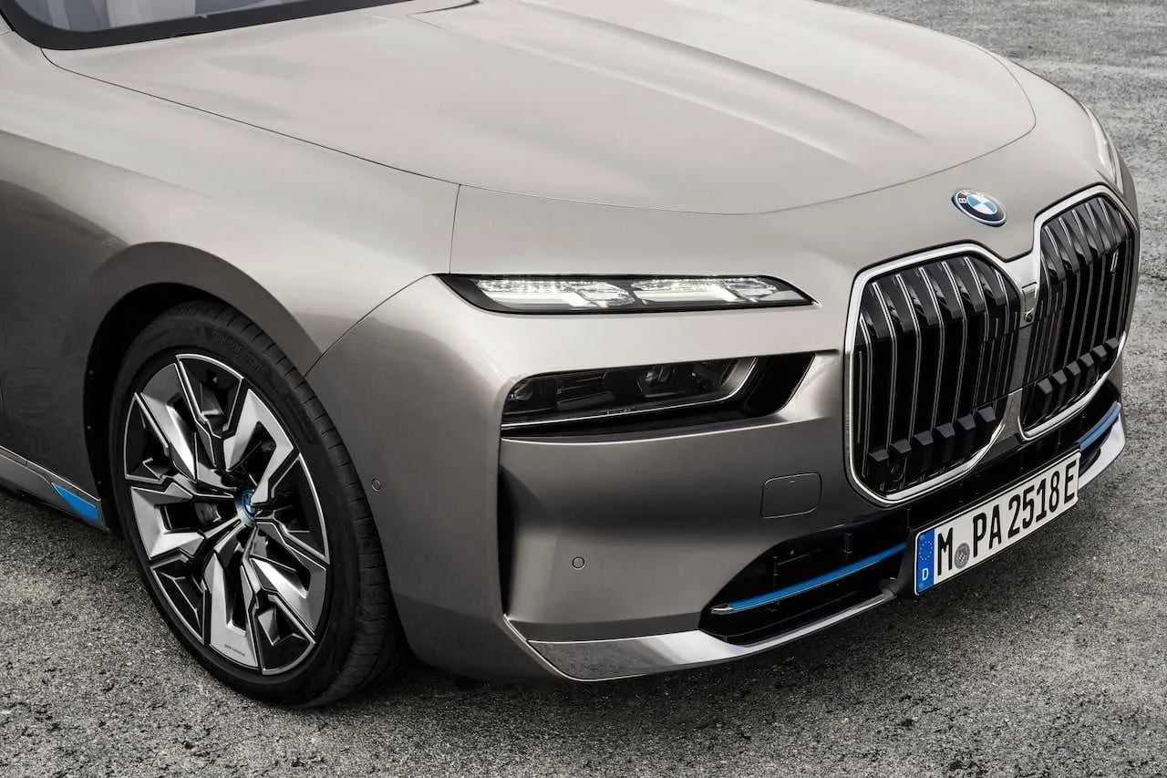 BMW atnaujino 7 seriją – debiutuoja ir prabangus elektromobilis „i7“
