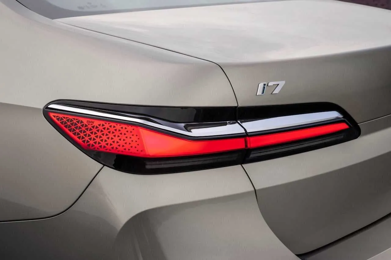 BMW atnaujino 7 seriją – debiutuoja ir prabangus elektromobilis „i7“