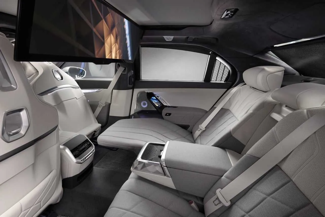 BMW atnaujino 7 seriją – debiutuoja ir prabangus elektromobilis „i7“