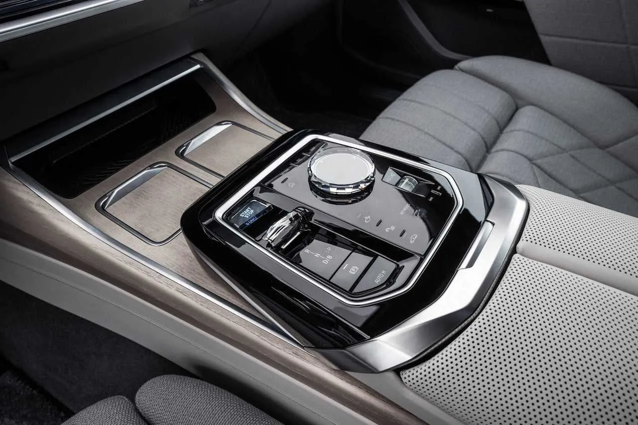 BMW atnaujino 7 seriją – debiutuoja ir prabangus elektromobilis „i7“