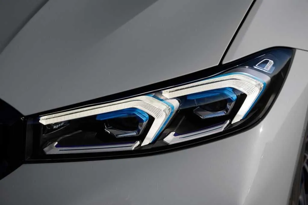 Atnaujinti „BMW 3“ modeliai – turės net 7-ias iš tinklo įkraunamo hibrido versijas