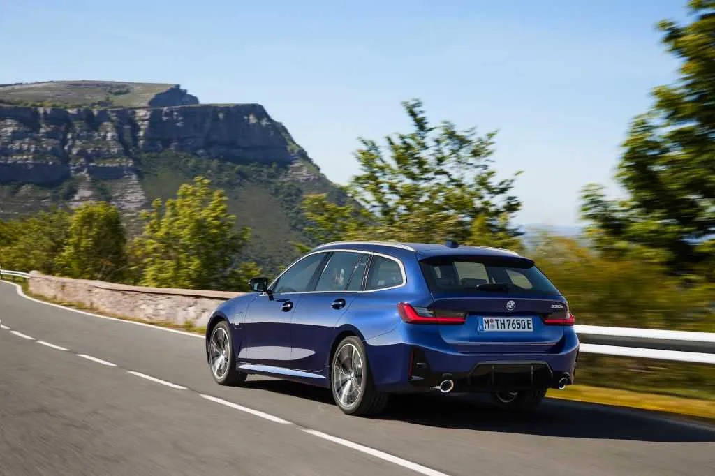 Atnaujinti „BMW 3“ modeliai – turės net 7-ias iš tinklo įkraunamo hibrido versijas