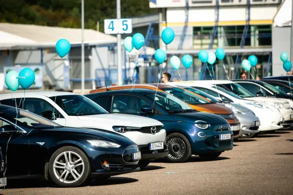 Užfiksavo naują Lietuvos rekordą – vienoje vietoje susirinko daugiausiai elektromobilių
