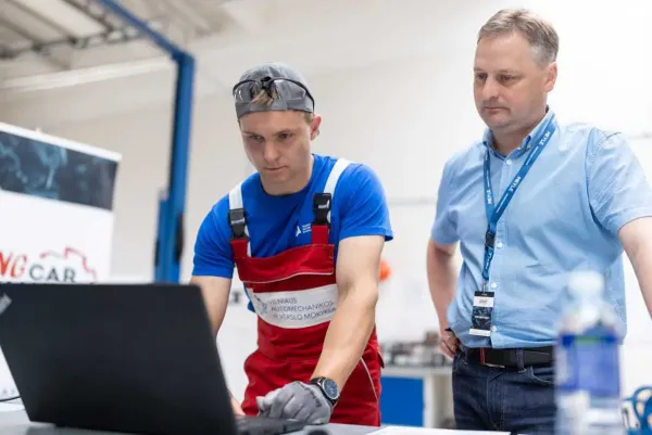 „Geriausio jaunojo automechaniko“ titulą pelnęs vaikinas prie automobilių „krapštėsi“ nuo vaikystės