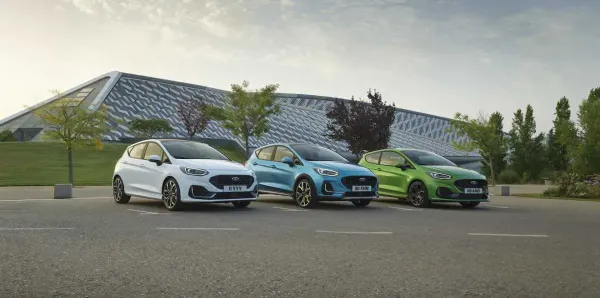 „Ford“ pristato dar solidžiau atrodantį „Fiesta“ hečbeką bei sportiškąjį „Fiesta ST“