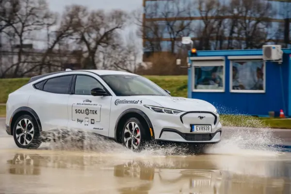 Elektromobilyje vilioja ne tik nuvažiuojamas atstumas, bet ir vairavimo pojūtis