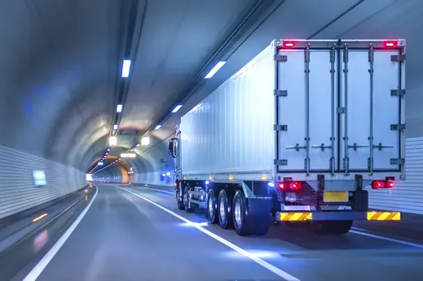 Nuo prekybos centrų iki miestų savivaldybių: kaip pristatymo sunkvežimiai Europoje iš dyzelinių virsta varomi elektra?