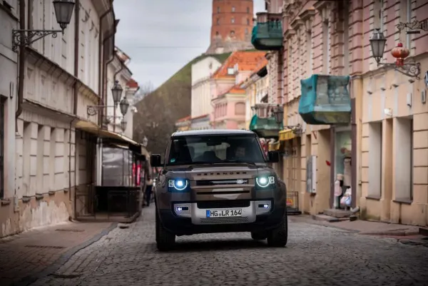 „Land Rover Defender“ paskelbtas 2021-ųjų pasaulio dizaino automobiliu