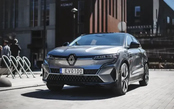 Europos rinkimuose sužibėjęs elektromobilis „Renault Megane E-TECH Electric“ – jau Vilniuje