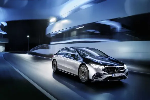 Pristatytas „Mercedes-Benz EQS“ – pirmasis prabangus elektromobilis