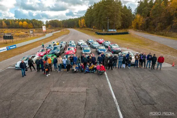 Porsche entuziastai padarė šventę vaikams