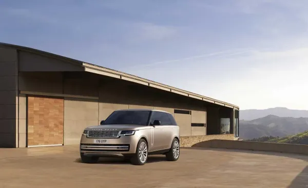 Karališkajame operos teatre Londone pristatytas naujasis „Range Rover“ –  elektrinė versija debiutuos 2024 m.
