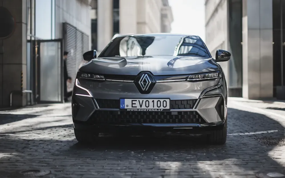 Europos rinkimuose sužibėjęs elektromobilis „Renault Megane E-TECH Electric“ – jau Vilniuje