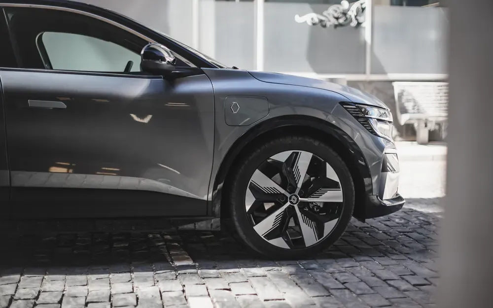 Europos rinkimuose sužibėjęs elektromobilis „Renault Megane E-TECH Electric“ – jau Vilniuje