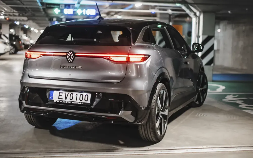 Europos rinkimuose sužibėjęs elektromobilis „Renault Megane E-TECH Electric“ – jau Vilniuje