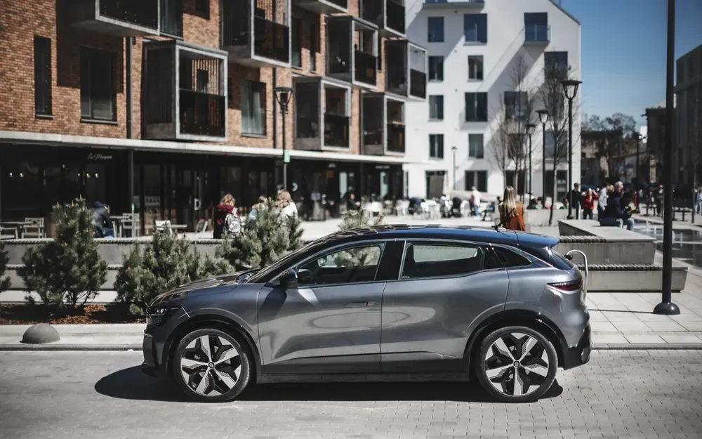 Europos rinkimuose sužibėjęs elektromobilis „Renault Megane E-TECH Electric“ – jau Vilniuje