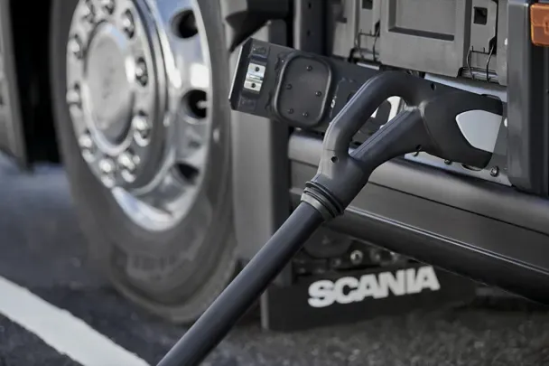 Nuo prekybos centrų iki miestų savivaldybių: kaip pristatymo sunkvežimiai Europoje iš dyzelinių virsta varomi elektra?