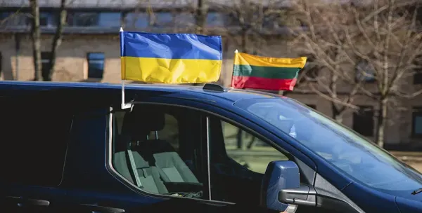 Ragina lietuvius jungtis į pagalbos akciją: kviečia padovanoti automobilių Ukrainai