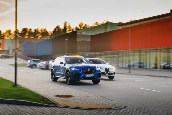 Beieškant Metų automobilio surengtos netikėtos traukos lenktynės