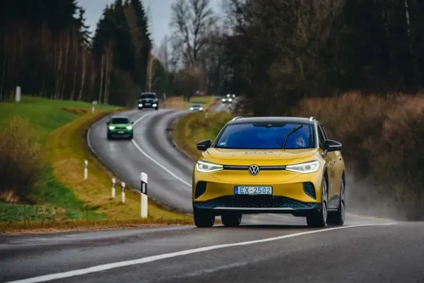 Trys giminingi elektriniai visureigiai – labai panašūs, tačiau turi ir pastebimų skirtumų