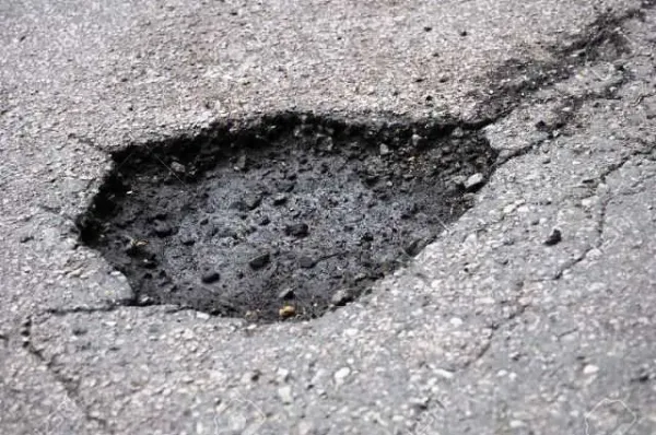 Duobės keliuose vairuotojams jau kainavo 67 tūkstančius eurų
