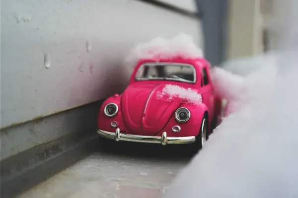 Šalį užklupusi žiema išbando vairuotojų budrumą: ar tinkamai nuvalėte automobilį?