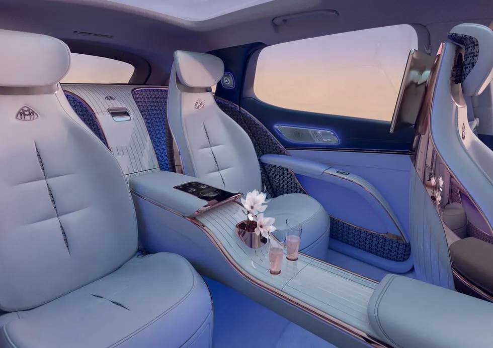„Mercedes-Maybach“ ruošia prabangų krosoverį: pirmasis EQS vaizdas