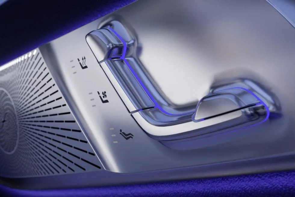 „Mercedes-Maybach“ ruošia prabangų krosoverį: pirmasis EQS vaizdas