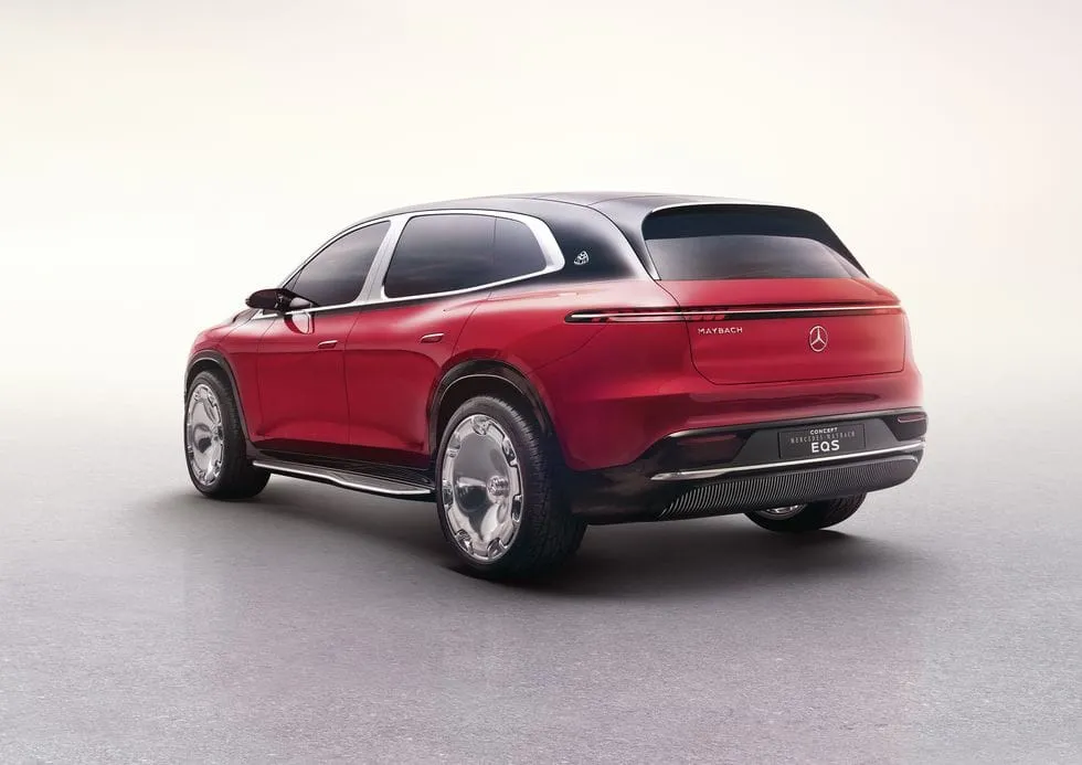 „Mercedes-Maybach“ ruošia prabangų krosoverį: pirmasis EQS vaizdas