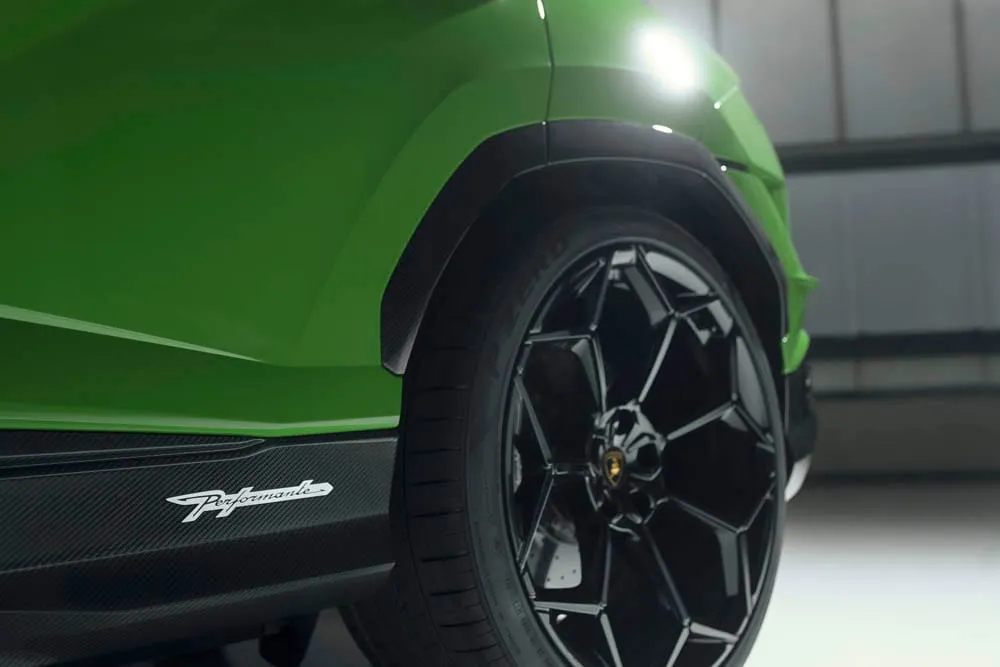 Lamborghini Urus Performante – pakelta Super SUV kartelė. Molto caldo !