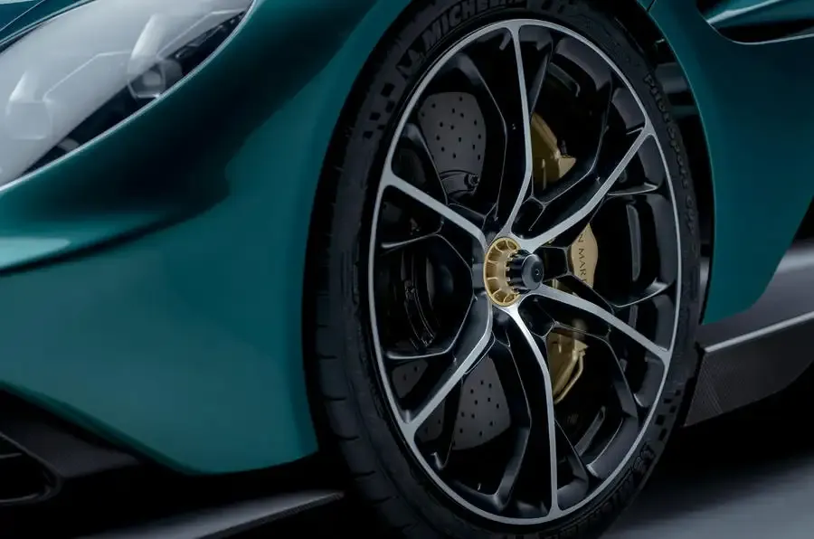 Parodė ir „Aston Martin Valhalla” interjerą