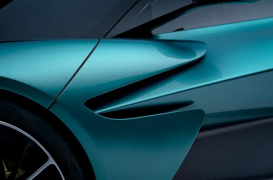 Parodė ir „Aston Martin Valhalla” interjerą