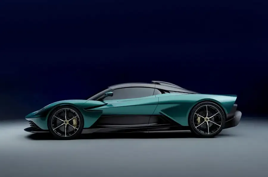 Parodė ir „Aston Martin Valhalla” interjerą