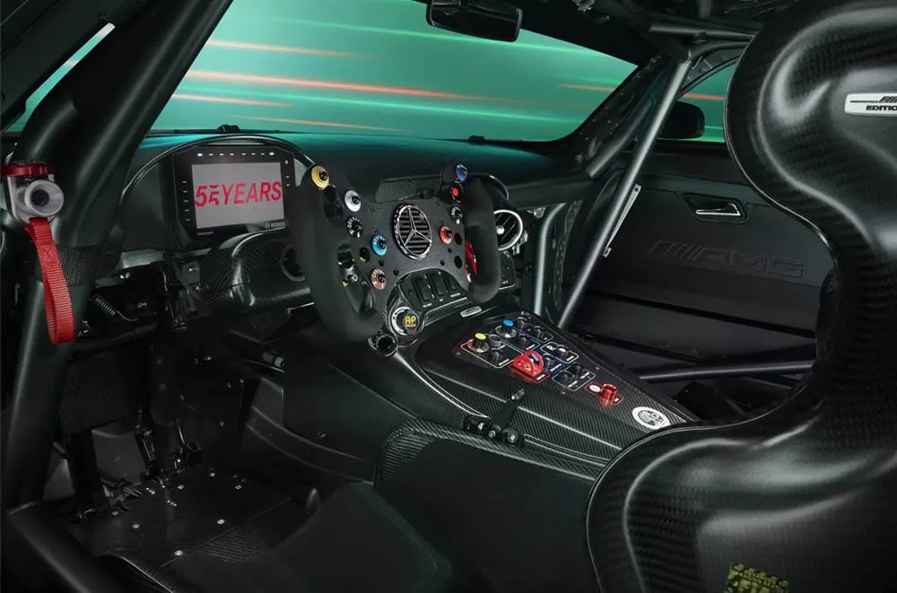 „Mercedes-AMG” parodė lenktyninį sportinį automobilį, kuriam neleidžiama lenktyniauti